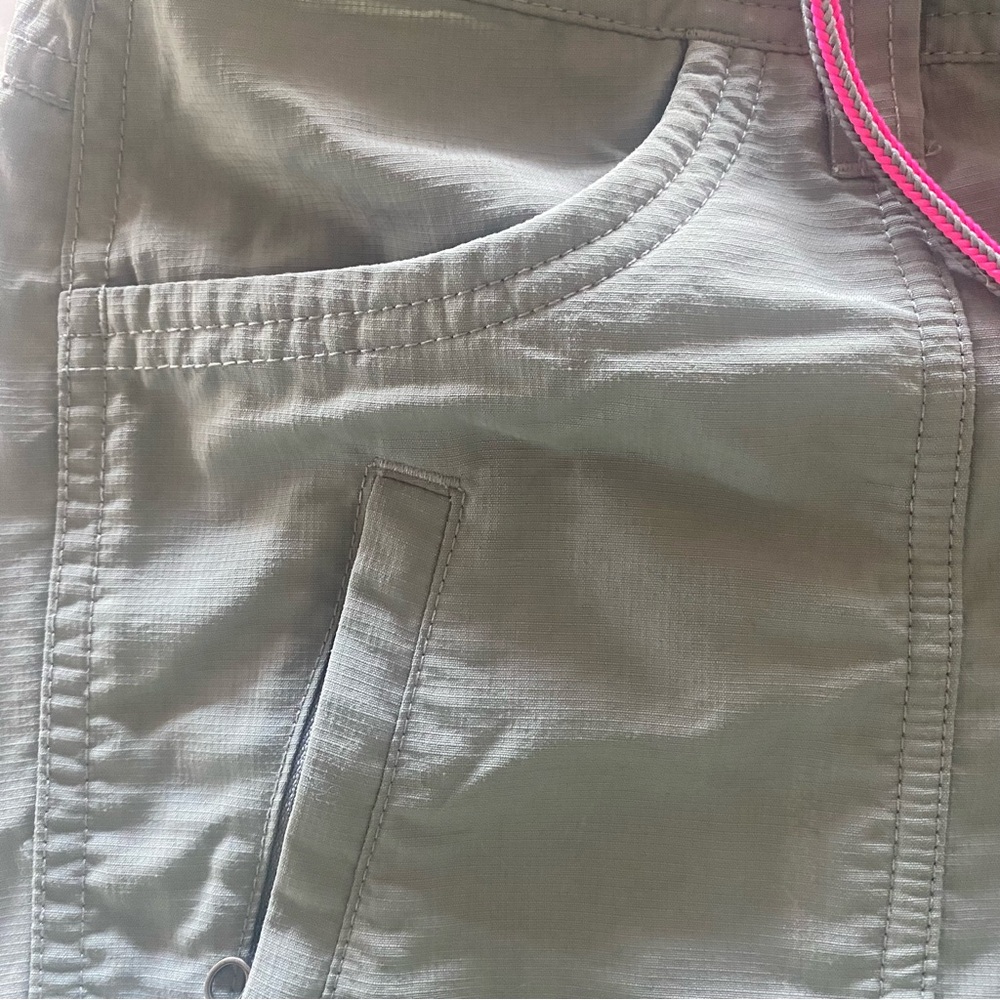 The North Face Women's Roll-up Nylon Shorts Size 2 Army Green - Picture 6 of 16